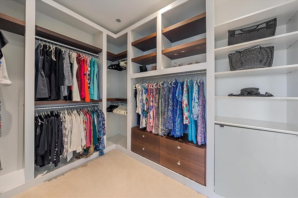 For Sale: $5,499,000 (6 beds, 5 baths, 7099 Square Feet)