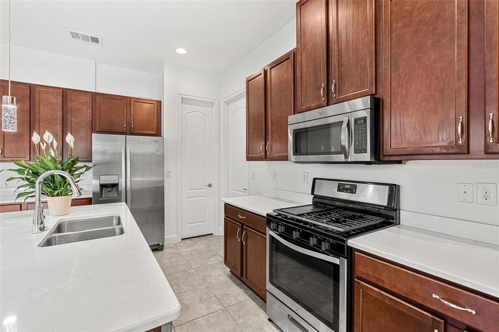 Activo con contrato: $289,900 (2 camas, 2 baños, 1346 Pies cuadrados)