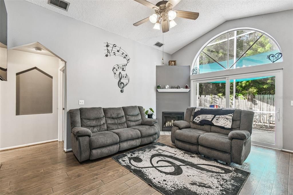 For Sale: $385,000 (3 beds, 2 baths, 1254 Square Feet)