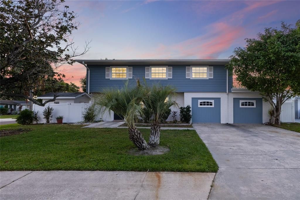 Active With Contract: $649,999 (5 beds, 3 baths, 2782 Square Feet)