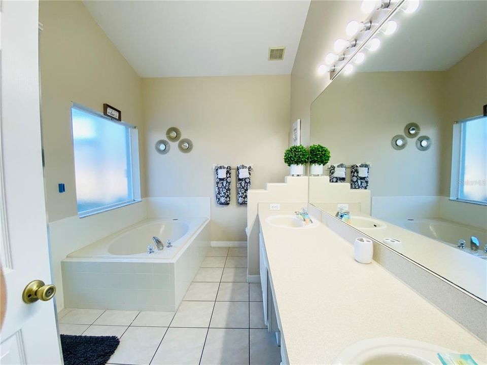 Active With Contract: $2,250 (4 beds, 3 baths, 1942 Square Feet)