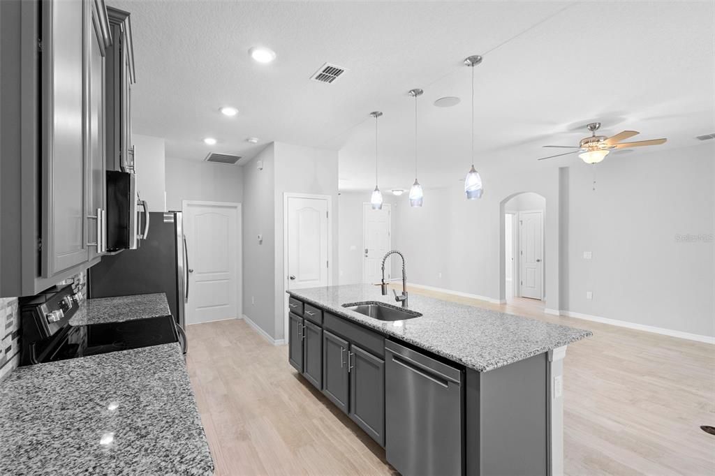 待售: $407,400 (3 贝兹, 2 浴室, 1646 平方英尺)