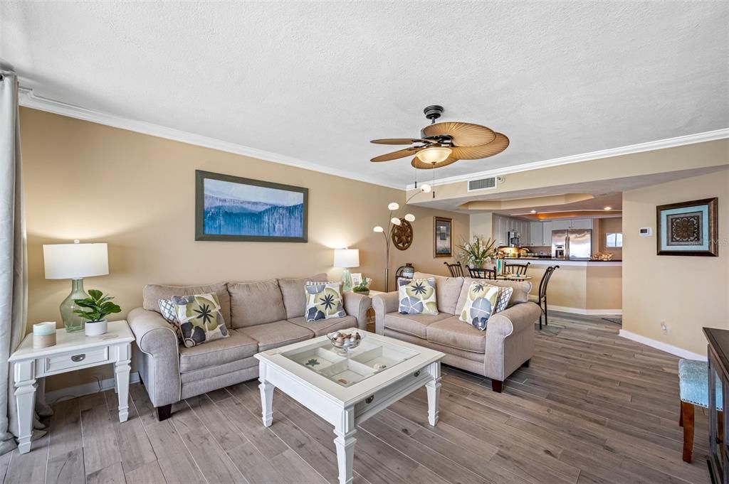 待售: $1,100,000 (2 贝兹, 2 浴室, 1265 平方英尺)