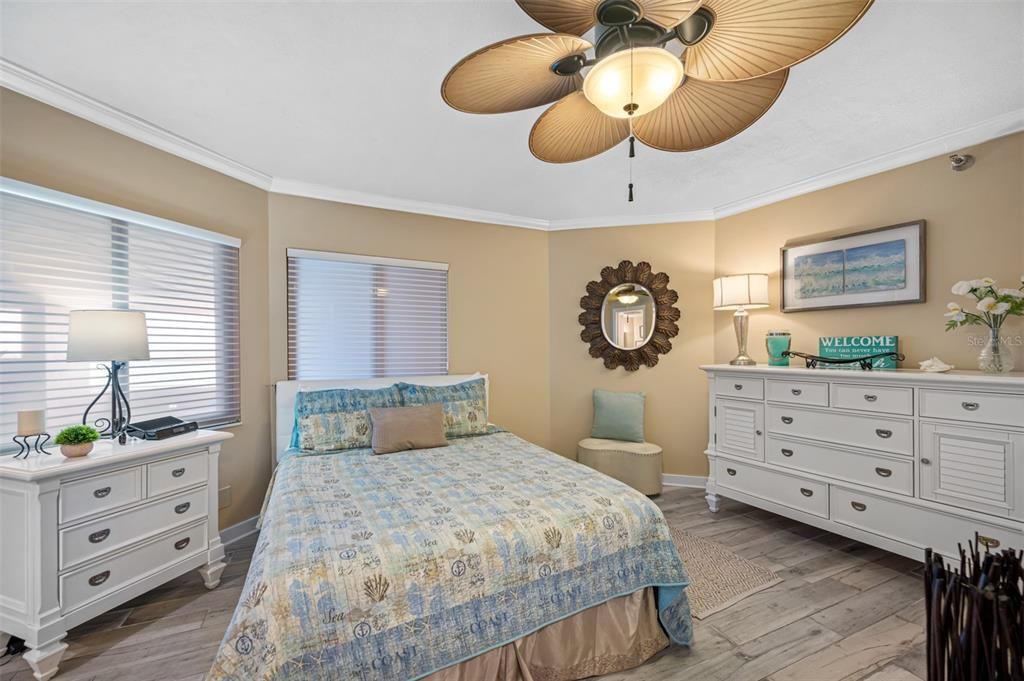 待售: $1,100,000 (2 贝兹, 2 浴室, 1265 平方英尺)