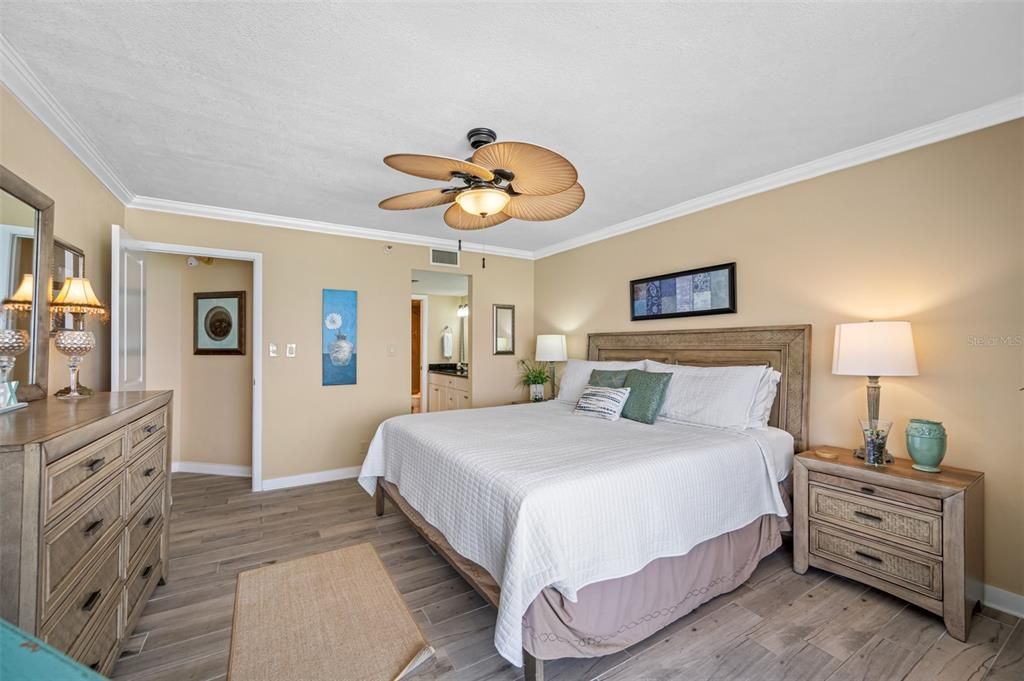 待售: $1,100,000 (2 贝兹, 2 浴室, 1265 平方英尺)