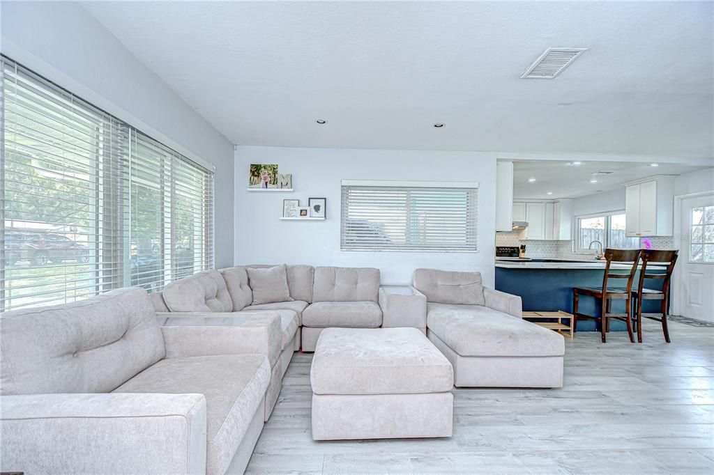 На продажу: $399,000 (3 спален, 2 ванн, 1307 Квадратных фут)