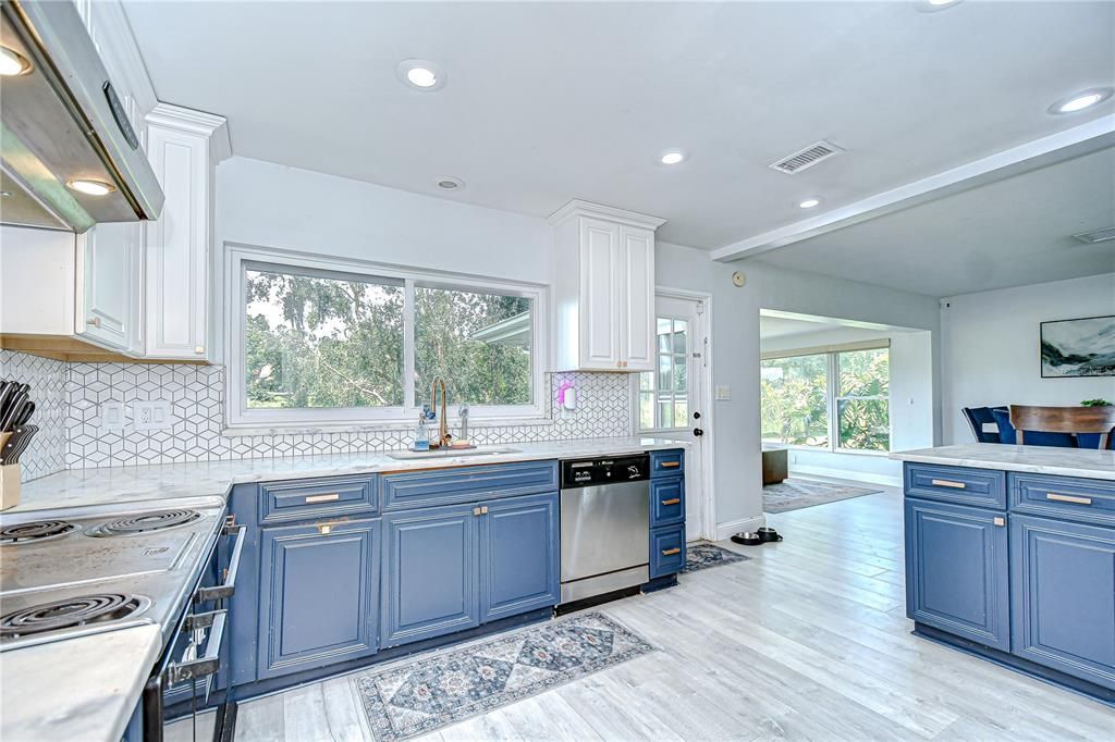 На продажу: $399,000 (3 спален, 2 ванн, 1307 Квадратных фут)