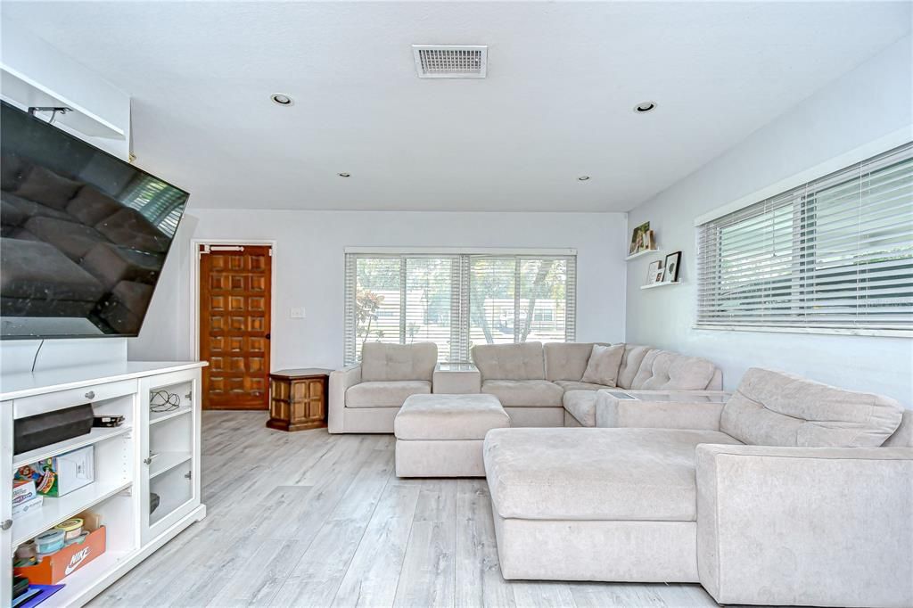 На продажу: $399,000 (3 спален, 2 ванн, 1307 Квадратных фут)