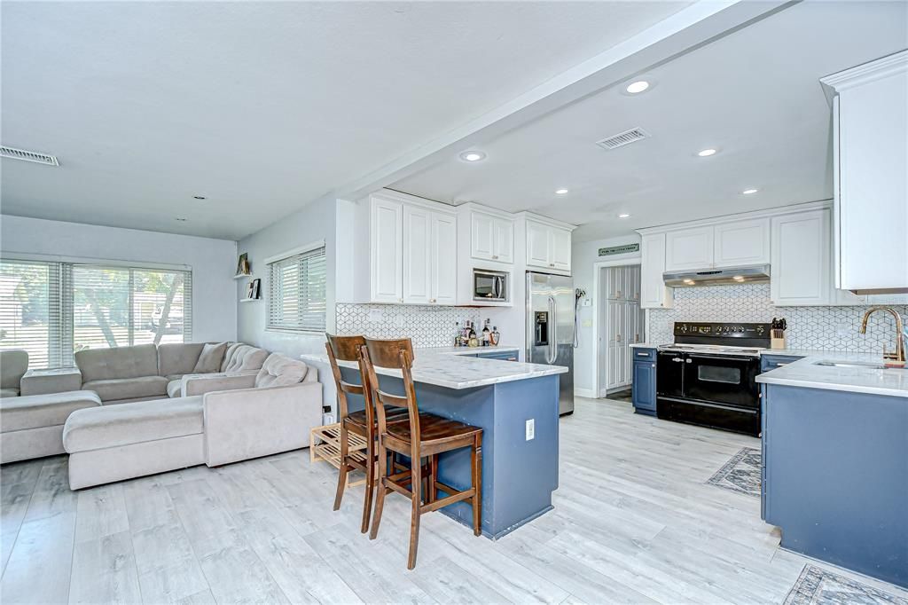 На продажу: $399,000 (3 спален, 2 ванн, 1307 Квадратных фут)