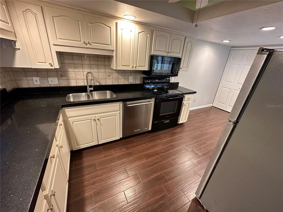 Под контрактом: $2,190 (3 спален, 2 ванн, 1541 Квадратных фут)