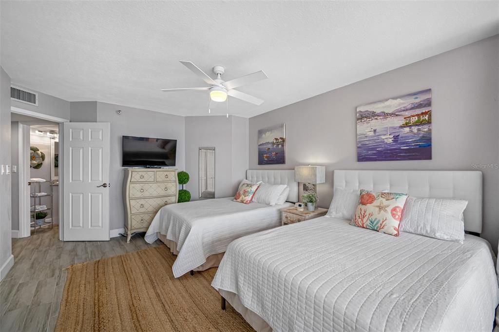 待售: $1,300,000 (2 贝兹, 2 浴室, 1570 平方英尺)