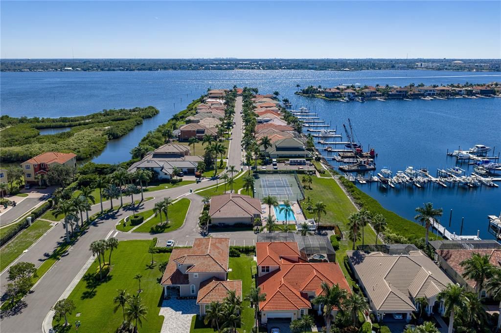 For Sale: $960,000 (4 beds, 2 baths, 2842 Square Feet)