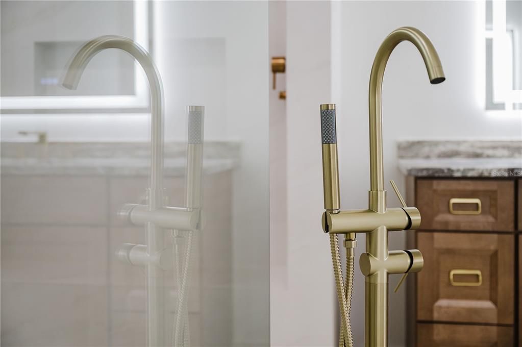 For Sale: $479,500 (4 beds, 2 baths, 1906 Square Feet)