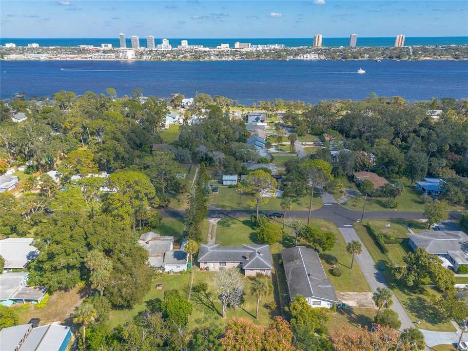 Active With Contract: $259,000 (2 beds, 1 baths, 1162 Square Feet)