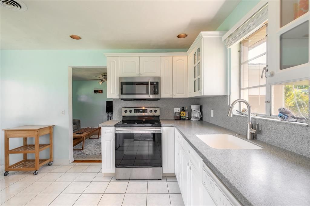 Active With Contract: $259,000 (2 beds, 1 baths, 1162 Square Feet)