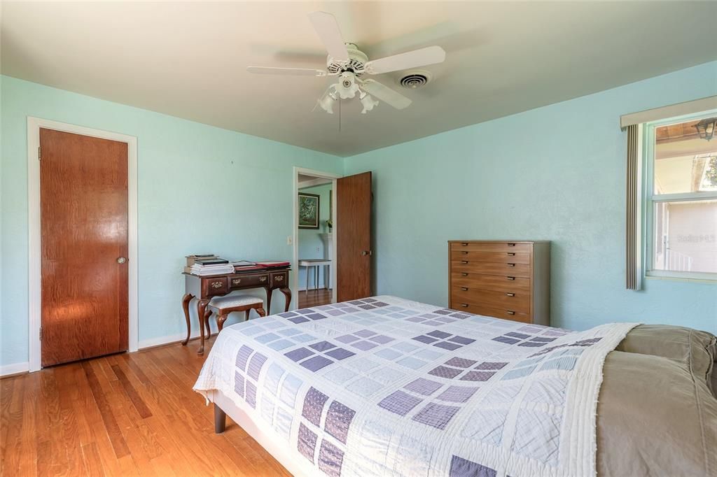 Active With Contract: $259,000 (2 beds, 1 baths, 1162 Square Feet)