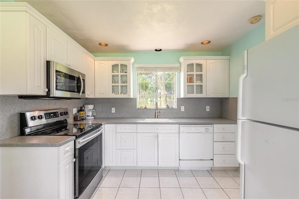 Active With Contract: $259,000 (2 beds, 1 baths, 1162 Square Feet)