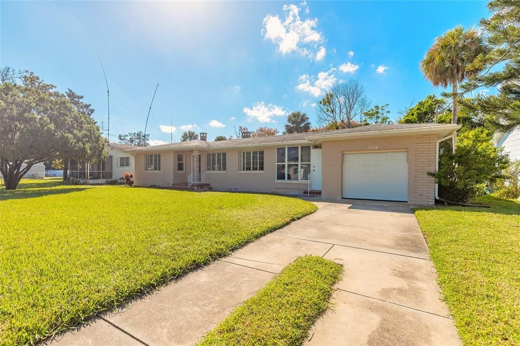 Active With Contract: $259,000 (2 beds, 1 baths, 1162 Square Feet)