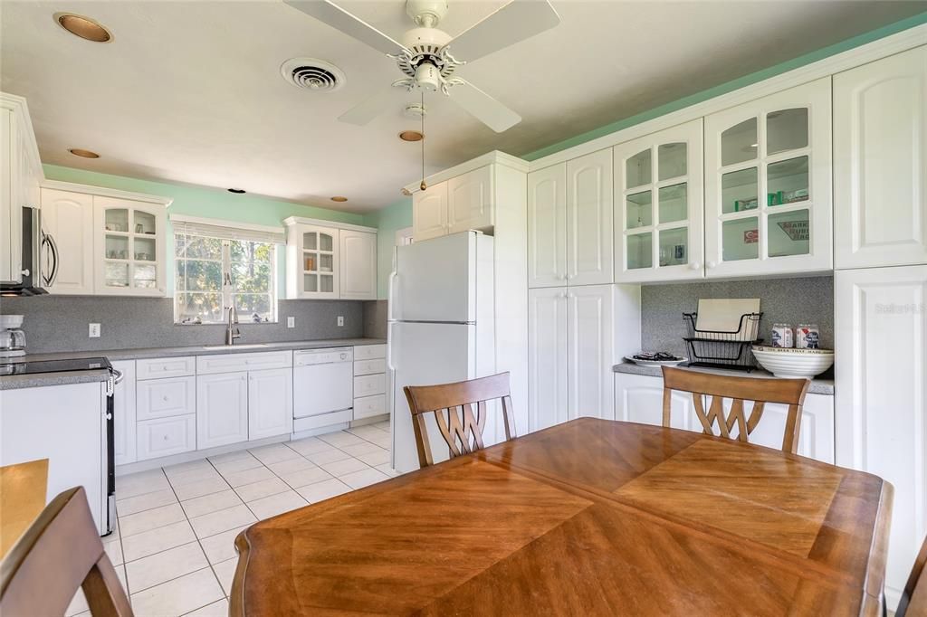 Active With Contract: $259,000 (2 beds, 1 baths, 1162 Square Feet)