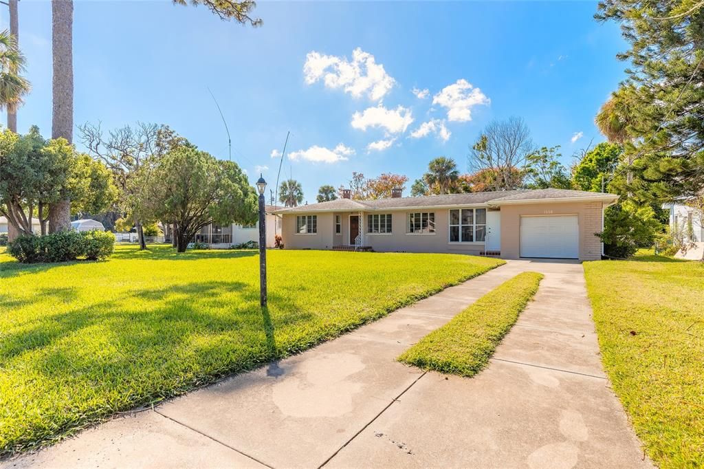 Active With Contract: $259,000 (2 beds, 1 baths, 1162 Square Feet)