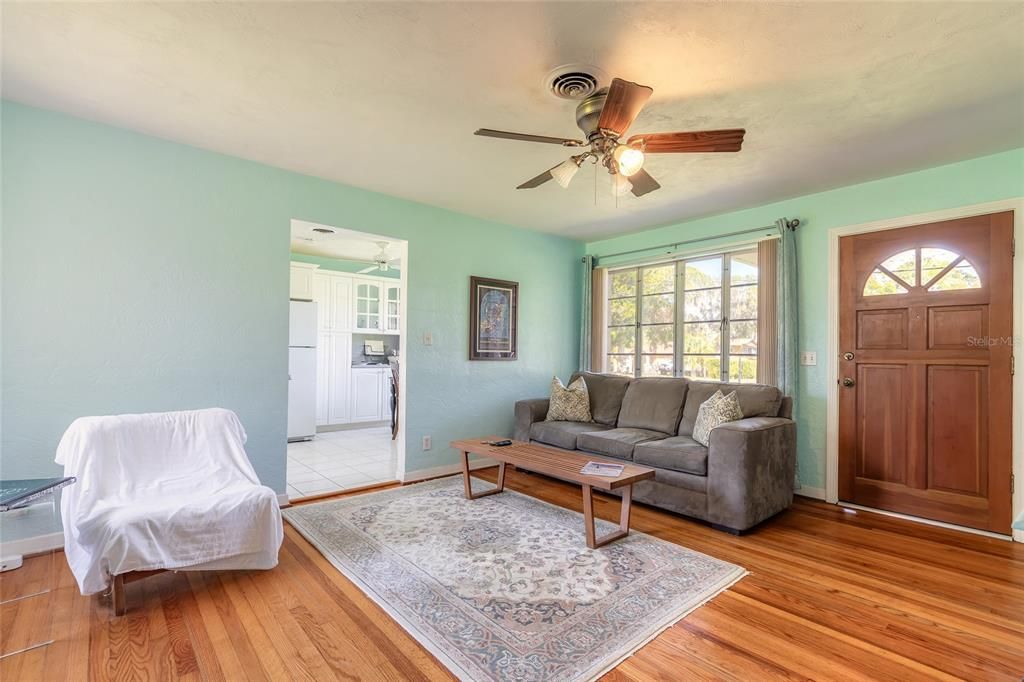 Active With Contract: $259,000 (2 beds, 1 baths, 1162 Square Feet)