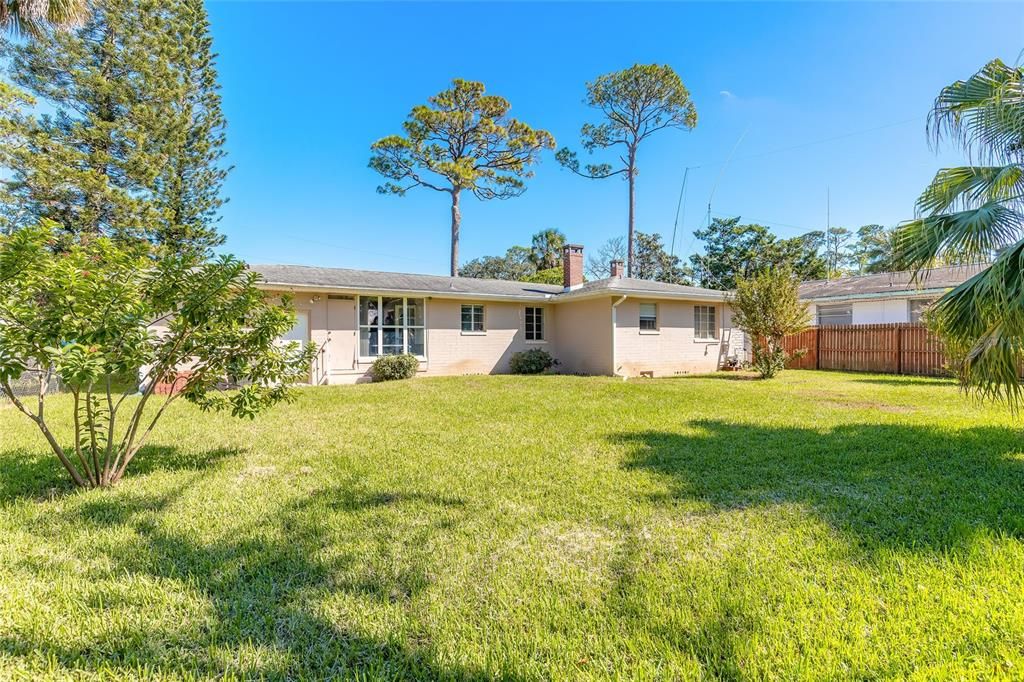 Active With Contract: $259,000 (2 beds, 1 baths, 1162 Square Feet)