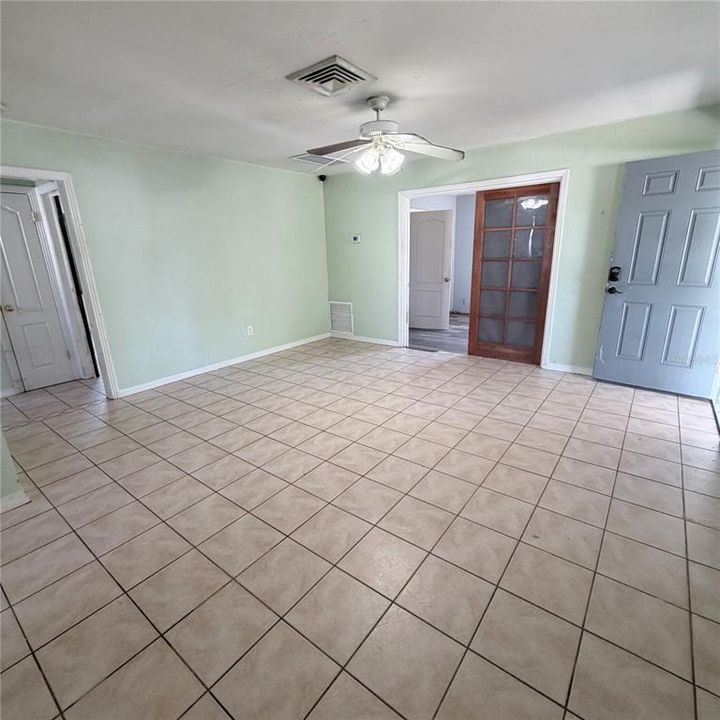 Activo con contrato: $370,000 (3 camas, 2 baños, 1471 Pies cuadrados)