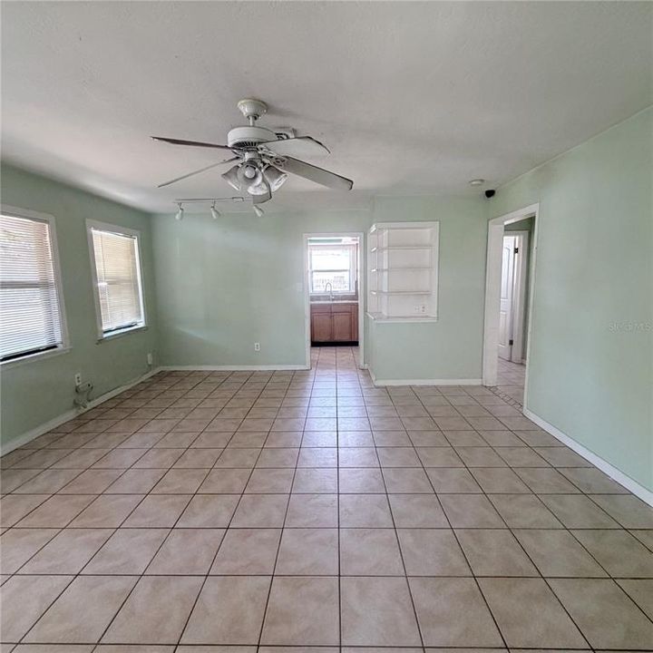 Activo con contrato: $370,000 (3 camas, 2 baños, 1471 Pies cuadrados)