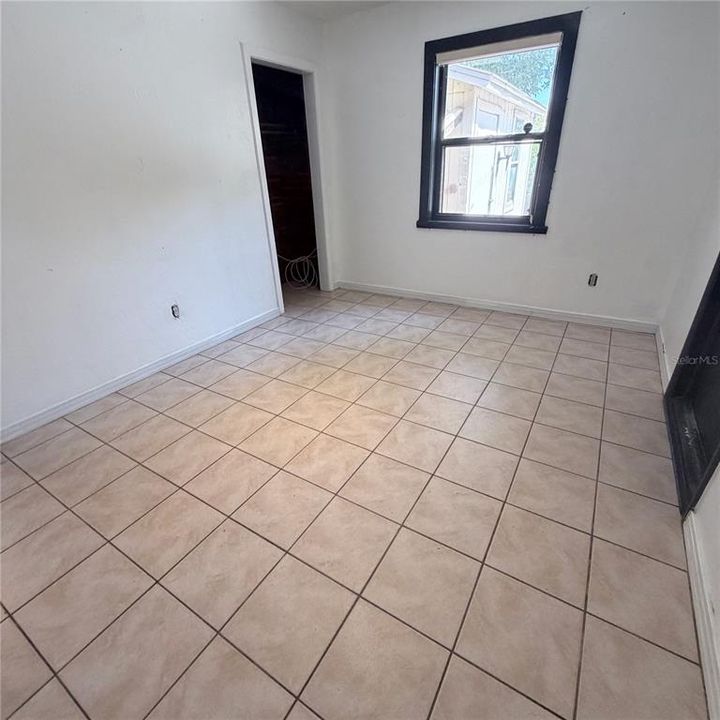 Activo con contrato: $370,000 (3 camas, 2 baños, 1471 Pies cuadrados)