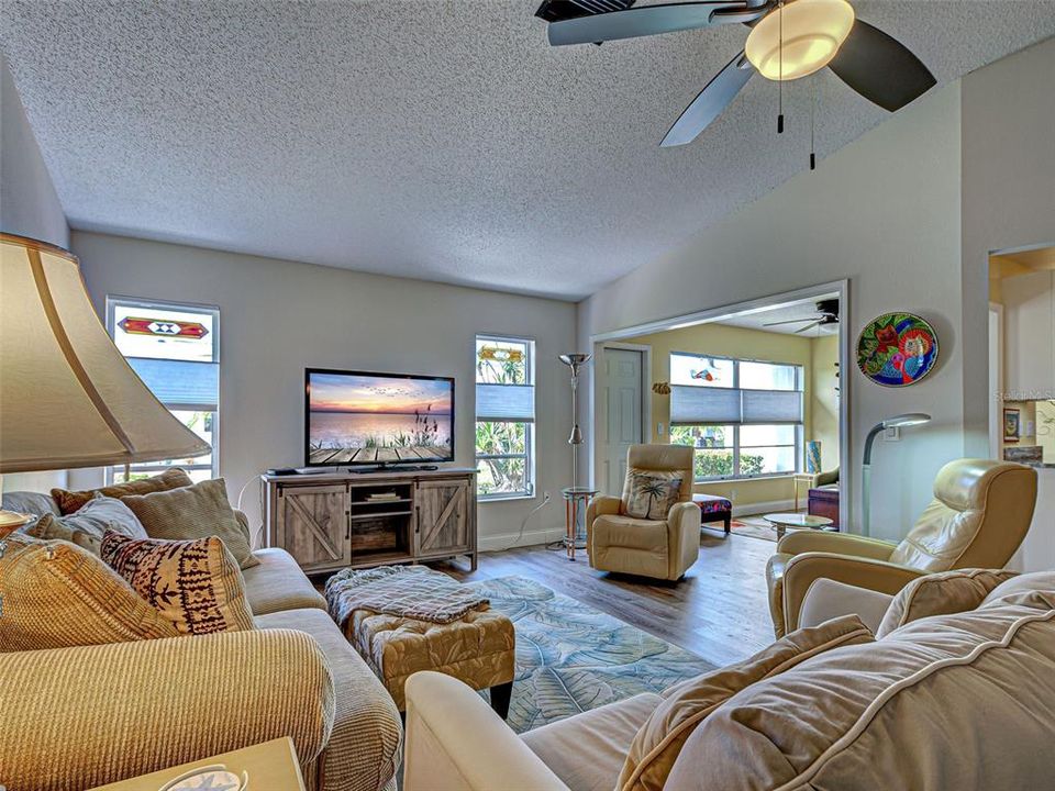 For Sale: $250,000 (2 beds, 2 baths, 1383 Square Feet)