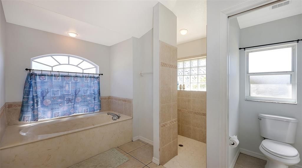 Activo con contrato: $450,000 (3 camas, 2 baños, 2334 Pies cuadrados)