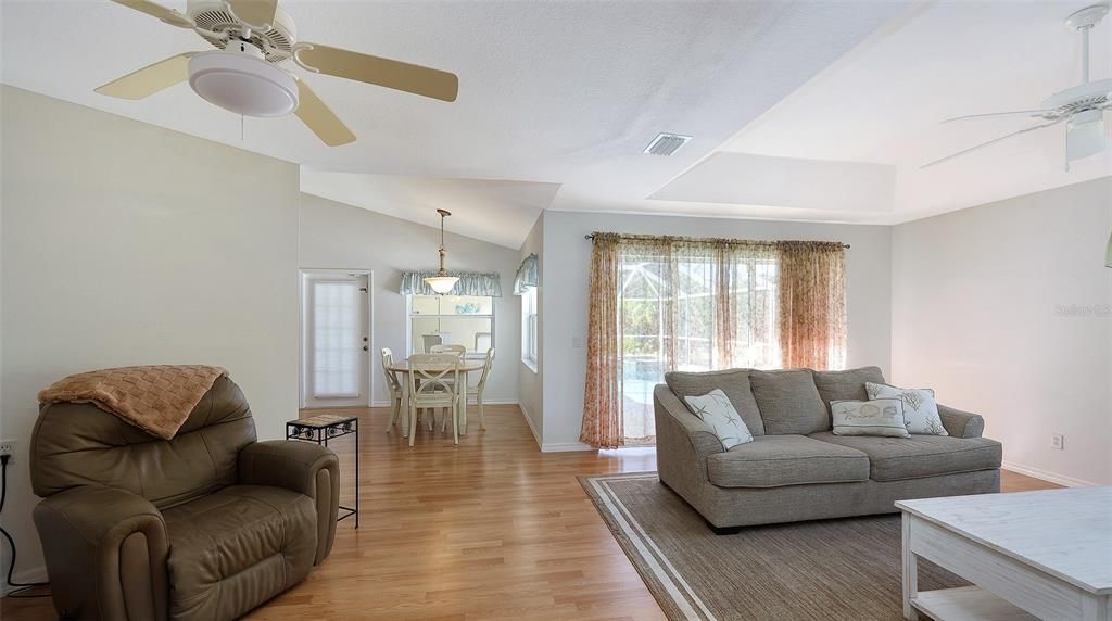 Activo con contrato: $450,000 (3 camas, 2 baños, 2334 Pies cuadrados)