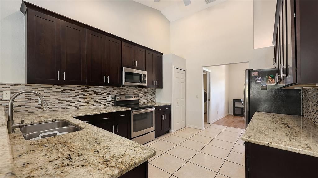 Activo con contrato: $450,000 (3 camas, 2 baños, 2334 Pies cuadrados)