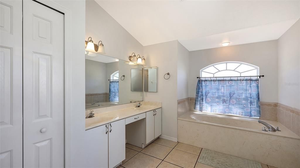 Activo con contrato: $450,000 (3 camas, 2 baños, 2334 Pies cuadrados)