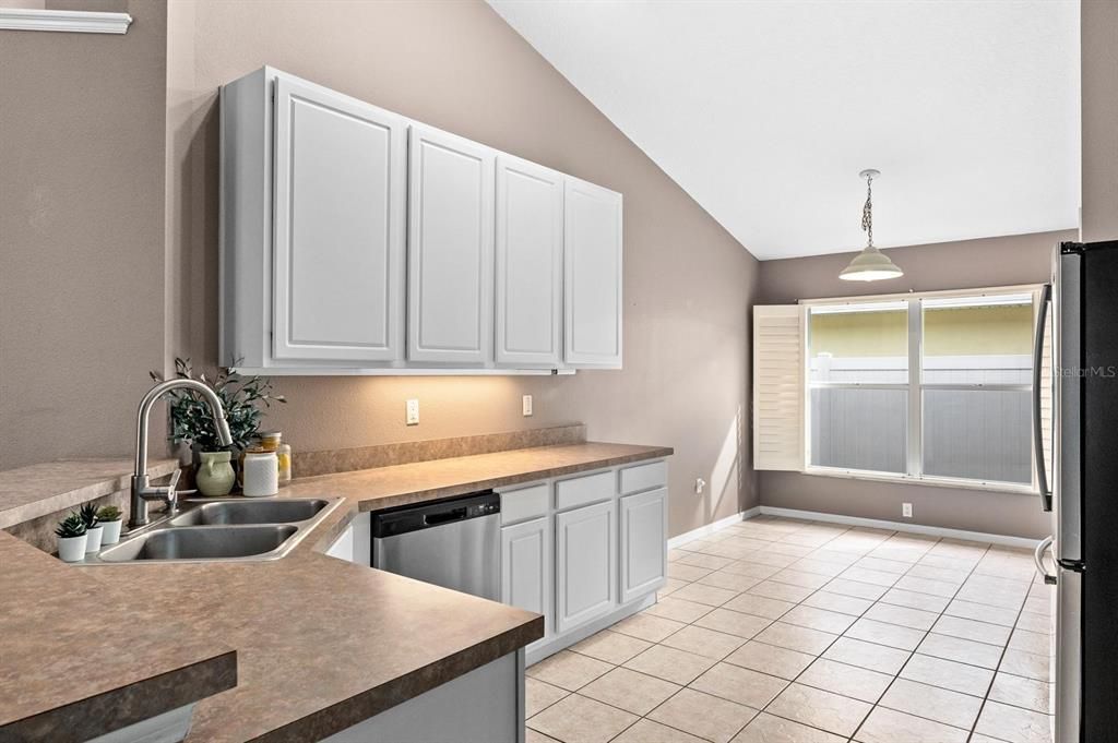 合同活跃: $369,000 (4 贝兹, 2 浴室, 1782 平方英尺)