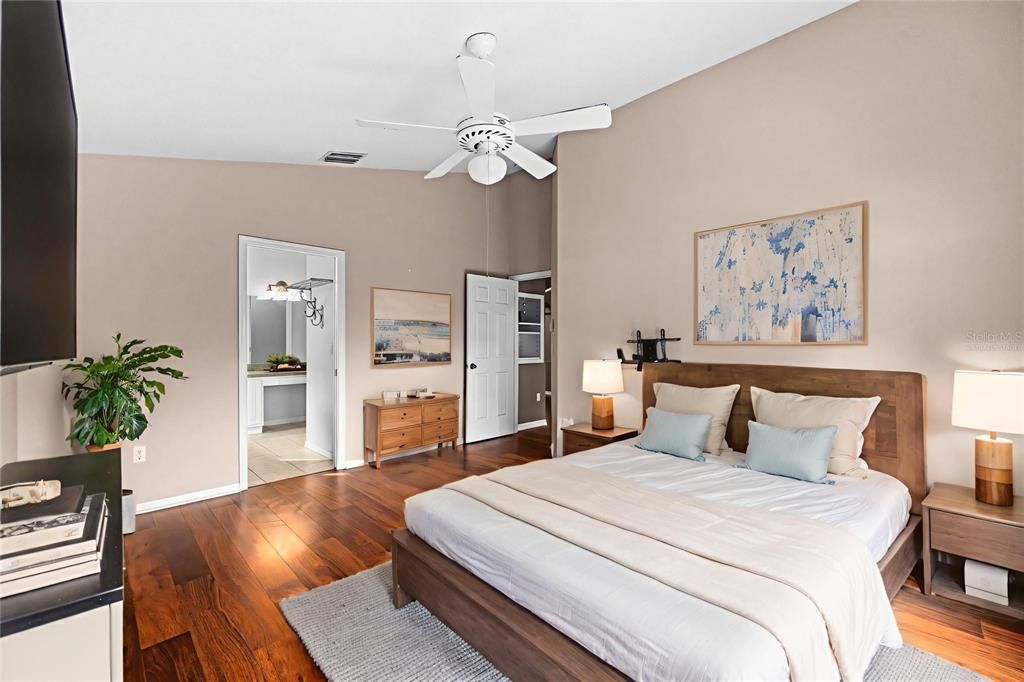 合同活跃: $369,000 (4 贝兹, 2 浴室, 1782 平方英尺)