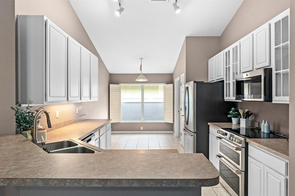 合同活跃: $369,000 (4 贝兹, 2 浴室, 1782 平方英尺)