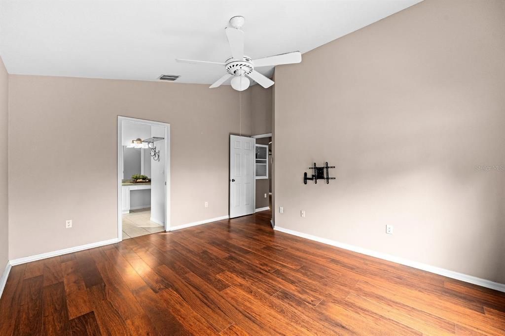 合同活跃: $369,000 (4 贝兹, 2 浴室, 1782 平方英尺)