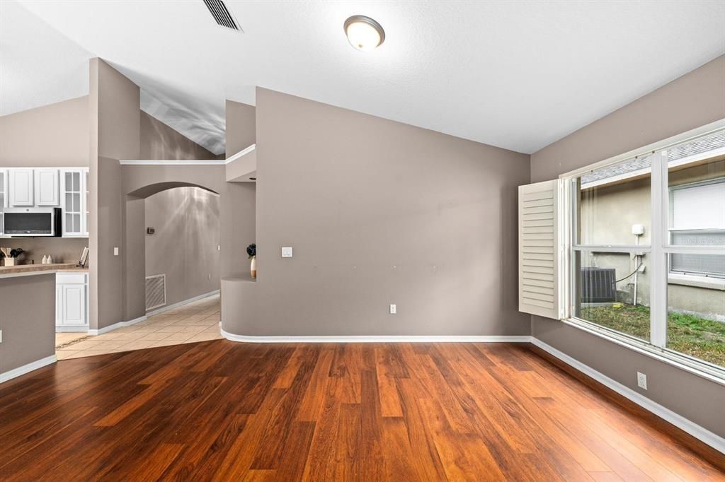 合同活跃: $369,000 (4 贝兹, 2 浴室, 1782 平方英尺)