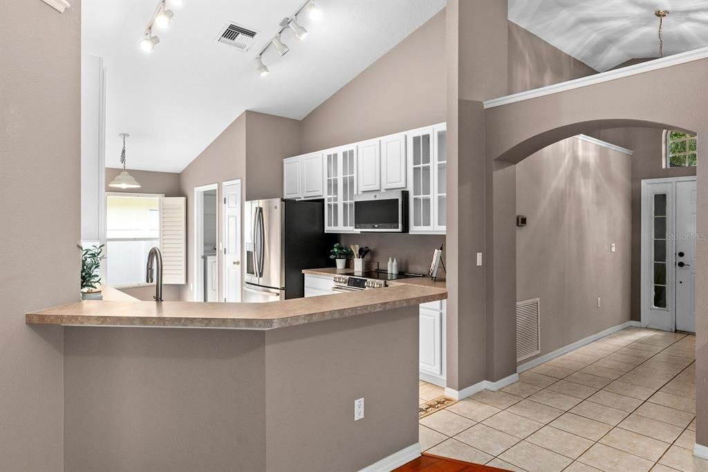 合同活跃: $369,000 (4 贝兹, 2 浴室, 1782 平方英尺)