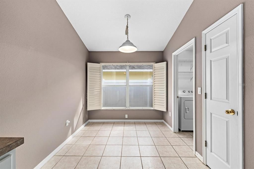 合同活跃: $369,000 (4 贝兹, 2 浴室, 1782 平方英尺)