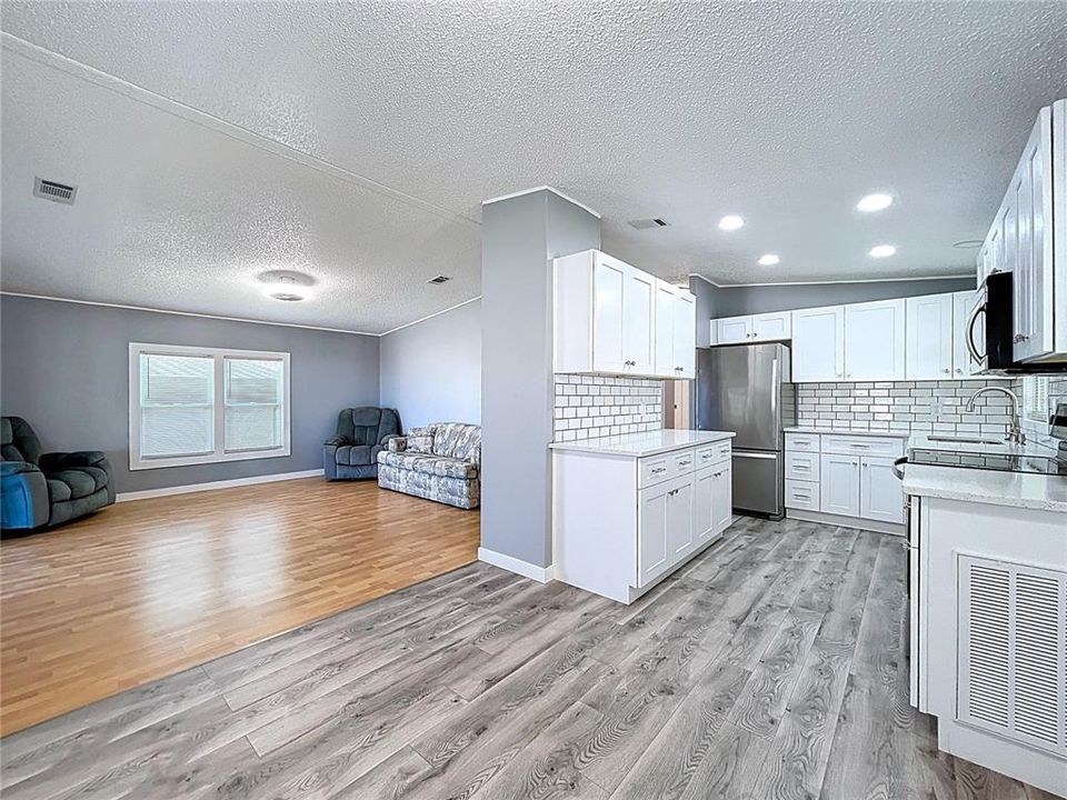 合同活跃: $155,000 (2 贝兹, 2 浴室, 832 平方英尺)