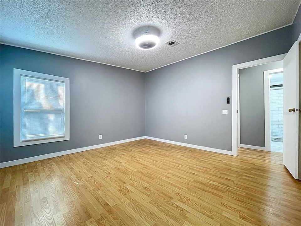 合同活跃: $155,000 (2 贝兹, 2 浴室, 832 平方英尺)