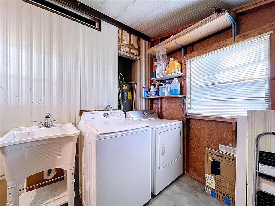 合同活跃: $155,000 (2 贝兹, 2 浴室, 832 平方英尺)