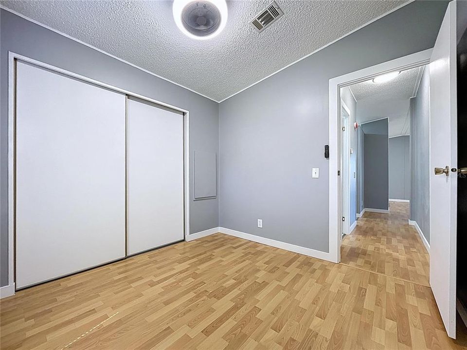 合同活跃: $155,000 (2 贝兹, 2 浴室, 832 平方英尺)