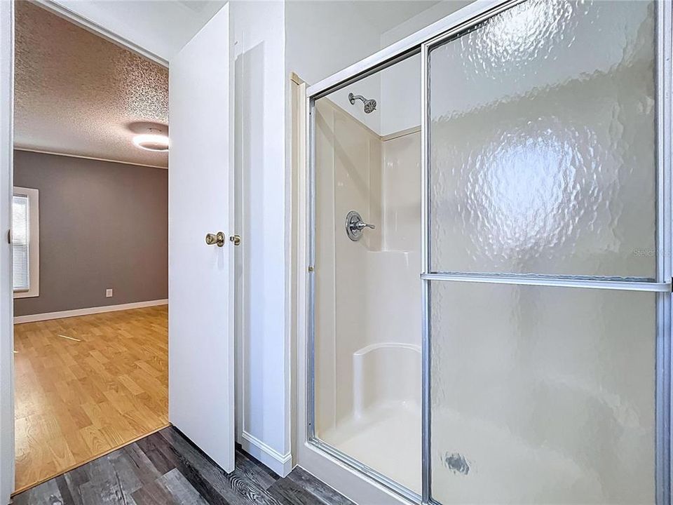 合同活跃: $155,000 (2 贝兹, 2 浴室, 832 平方英尺)