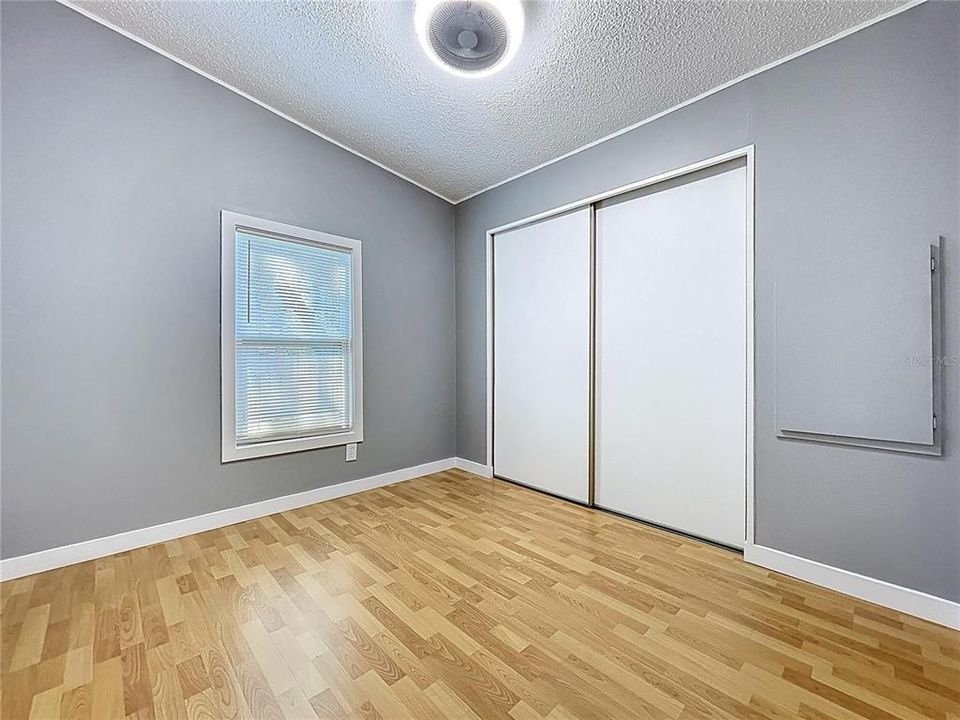 合同活跃: $155,000 (2 贝兹, 2 浴室, 832 平方英尺)