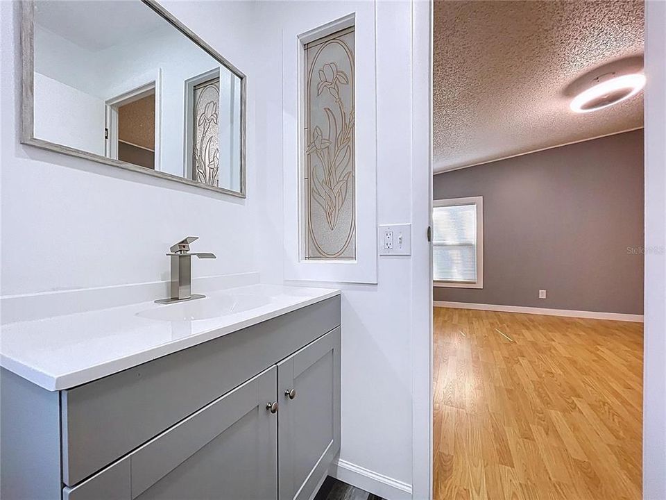 合同活跃: $155,000 (2 贝兹, 2 浴室, 832 平方英尺)