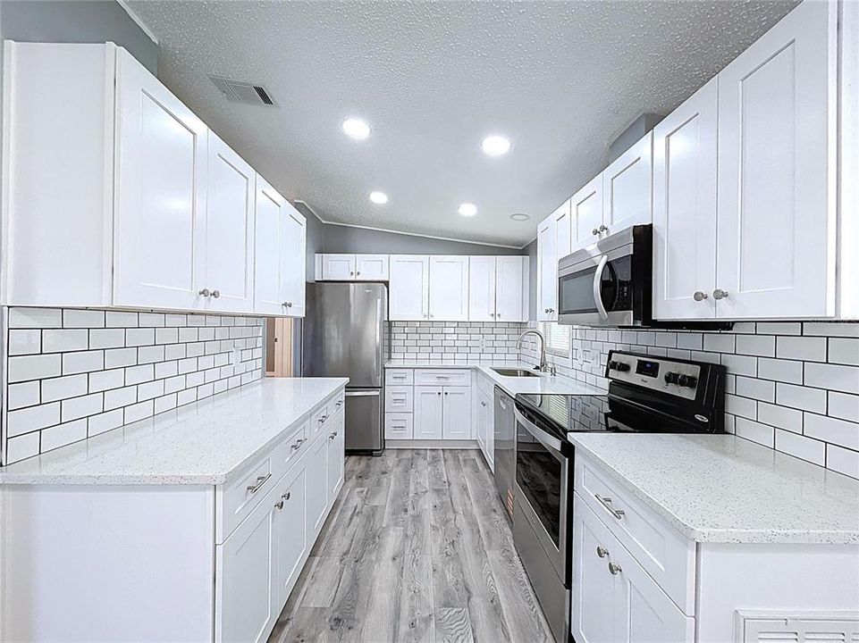 合同活跃: $155,000 (2 贝兹, 2 浴室, 832 平方英尺)