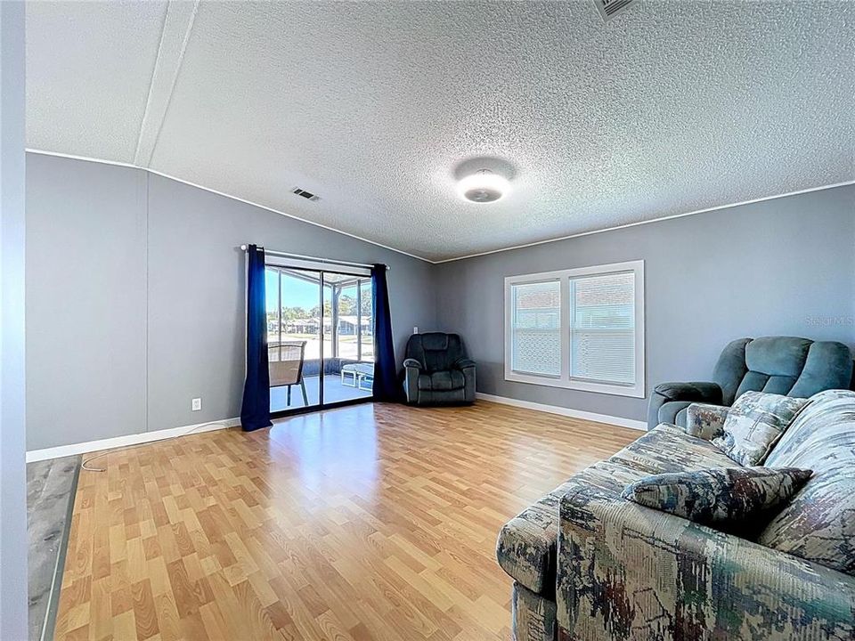 合同活跃: $155,000 (2 贝兹, 2 浴室, 832 平方英尺)